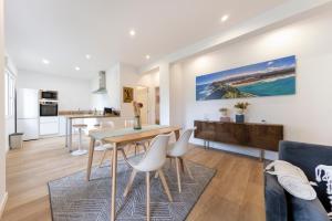a kitchen and living room with a table and chairs at Apartamento con Jardín en el Oviedo Antiguo in Oviedo