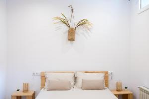 オビエドにあるApartamento con Jardín en el Oviedo Antiguoのベッドルーム1室(鉢植えの植物が壁に置かれたベッド1台付)