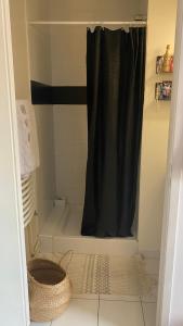 a bathroom with a shower with a black shower curtain at Chambre privée avec SDB attenante in Vertou