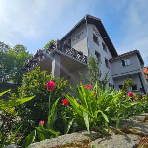 a building with flowers in front of it at Willa Art in Szklarska Poręba