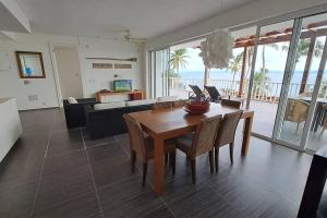 sala de estar con mesa, sillas y sofá en Apto. en condominio con playa privada., en Santa Bárbara de Samaná