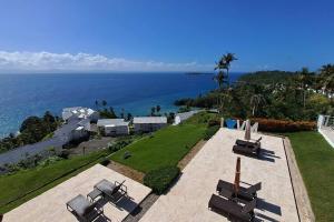 una vista aérea de una casa y del océano en Apto. en condominio con playa privada., en Santa Bárbara de Samaná