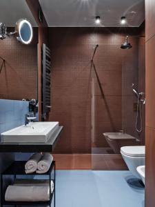 a bathroom with a sink and a shower at Hoppen House Apartamenty w centrum miasta in Radom