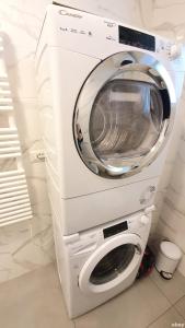 een wasmachine en een droger in de kamer bij Star House - Bari Centro in Bari