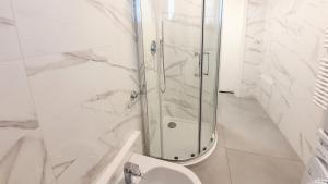 een witte badkamer met een douche en een toilet bij Star House - Bari Centro in Bari