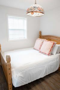 sypialnia z łóżkiem i żyrandolem w obiekcie 2Bdrm Victorian Style Tiny Home - long stays U7 w mieście Burlington
