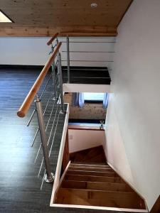 een trap in een gebouw met een metalen leuning bij LE BUCHER in Montbéliard