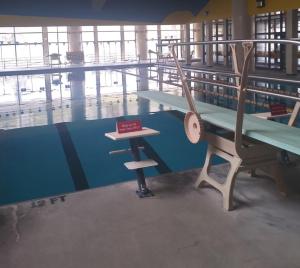 una piscina con una mesa y un cartel en ella en Sasquatch Lodge A sleeps 12 en Gatlinburg
