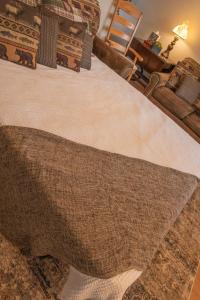 1 dormitorio con 1 cama con alfombra marrón en Sasquatch Lodge A sleeps 12 en Gatlinburg