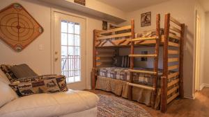 1 dormitorio con 2 literas y sofá en Sasquatch Lodge A sleeps 12 en Gatlinburg