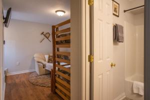 Habitación con una escalera que conduce a la sala de estar. en Sasquatch Lodge A sleeps 12 en Gatlinburg