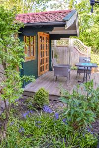 a small shed with a table and a bench on a deck at das Fischerhus in Bensersiel
