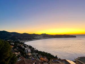 Blick auf die Stadt und das Meer bei Sonnenuntergang in der Unterkunft Chalet Tropical Bay Views in La Herradura