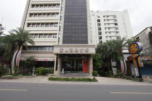 un edificio con una señal delante de él en Resort One Hotel, en Jiaoxi