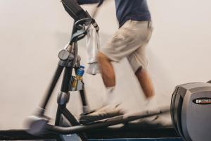a man is painting a wall on a treadmill at Minura Cala Galdana & Apartamentos d'Aljandar in Cala Galdana