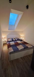 una camera da letto con un letto e una grande finestra di Apartament przy Małej Panwi "II" a Opole