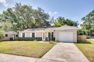 een wit huis met een garage bij Family Home in Longwood Private Yard and Fire Pit! in Orlando