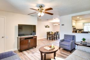 een woonkamer met een bank, een tv en een tafel bij Family Home in Longwood Private Yard and Fire Pit! in Orlando