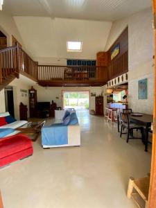 un soggiorno con un divano e un tavolo di Très belle villa,piscine chauffée, jacuzzi,hammam. a Étang-Salé les Bains