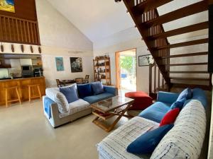 Sala de estar con 2 sofás y mesa en Très belle villa,piscine chauffée, jacuzzi,hammam., en Étang-Salé les Bains