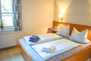 um quarto com 2 camas e toalhas em das Fischerhus em Bensersiel