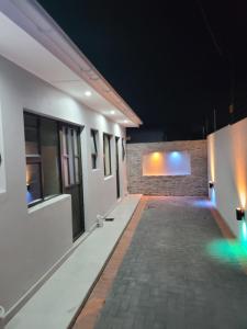 un pasillo vacío de un edificio por la noche en MIRAJO Guest House en Ciudad del Cabo