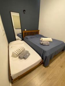 2 camas individuales en una habitación con espejo en DeROSE Ipanema - quarto no coração de Ipanema, en Río de Janeiro