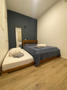 a bedroom with two beds in a room at DeROSE Ipanema - quarto no coração de Ipanema in Rio de Janeiro