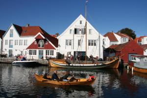 a group of people in a boat in the water at Norneshuset Overnatting in Skudeneshavn