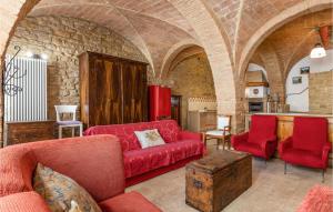 ein Wohnzimmer mit einem roten Sofa und roten Stühlen in der Unterkunft Amazing Home In Mazzolla With Wifi in Mazzolla