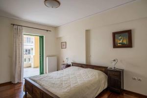 um quarto com uma cama e uma porta para um corredor em Spacious 3bedroom Apartment Nafplion em Nafplio