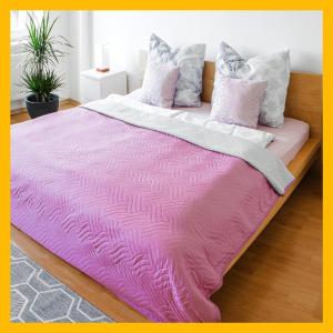uma cama rosa com almofadas e um cobertor rosa em 5 Min zur Elbe, Helle Geräumige 2-Raum-Whg, Neustadt, Top Lage em Dresden