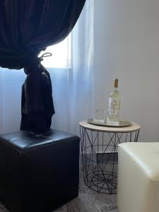 butelka wina na stole obok okna w obiekcie BLACK SEA HOUSE w mieście Vama Veche