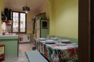 eine Küche mit einem Tisch mit Tellern und Gläsern darauf in der Unterkunft San Niccolò Elegant Apartment in Florenz