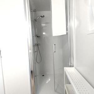 y baño con ducha y puerta de cristal. en Royal R mobile homes, kamp Soline, Biograd en Biograd na Moru