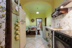 uma cozinha com um lavatório e uma mesa num quarto em San Niccolò Elegant Apartment em Florença