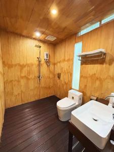 a bathroom with a toilet and a sink at 仙本那中梁度假庄园 ZhongLiang Holiday Garden Semporna in Semporna