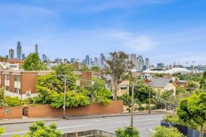 una strada cittadina con skyline sullo sfondo di South Yarra apartment with stunning views a Melbourne Altre 11 foto