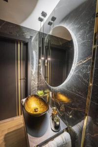 a bathroom with a sink and a mirror at Apartament Black Diamond in Szklarska Poręba
