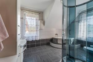 Ένα μπάνιο στο Dom Zaskalskie 10b +6 φωτογραφίες