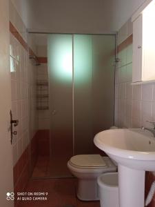 uma casa de banho com um WC e um lavatório em Errika em Ipsos