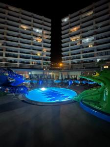 - une piscine de nuit avec de grands bâtiments dans l'établissement ArdorMare Hotel, à Alanya