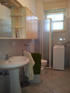 ein Bad mit einem Waschbecken und einem WC in der Unterkunft Villetta mare blu Baia Verde in Gallipoli
