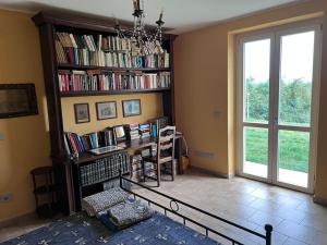 Biblioteca nella casa vacanze