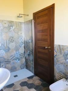 uma casa de banho com um chuveiro, um WC e um lavatório. em Country house in the Langhe with vineyard em Dogliani