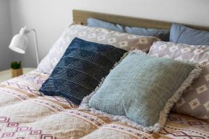 メルボルンにあるTop level one bedroom apartment with MCG viewsの枕付きベッドの上に座る枕