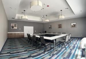 una sala conferenze con tavolo da ping pong e sedie di La Quinta by Wyndham Decatur a Decatur