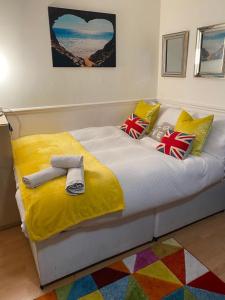 Cama o camas de una habitación en BRENDAS APART HOTEL LONDON II - Elephant & Castle