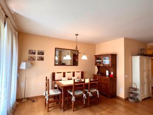 a dining room with a table and chairs at Apartament de la Vall Ferrera in Areu