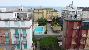 eine Luftansicht einer Stadt mit Gebäuden in der Unterkunft Residence Madrid in Lido di Jesolo